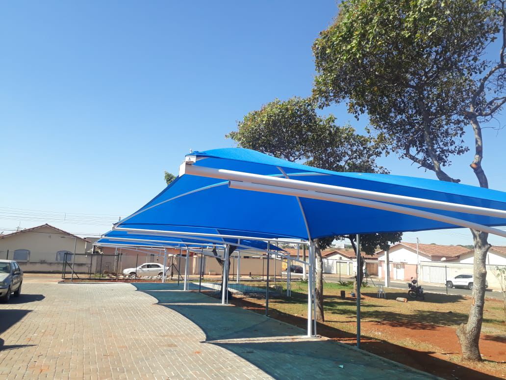 Sombreamento azul instalado em área externa
