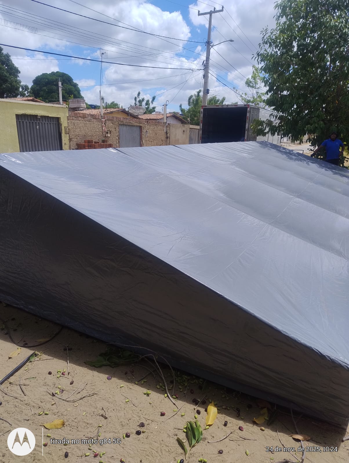 Tenda piramidal montada em área externa