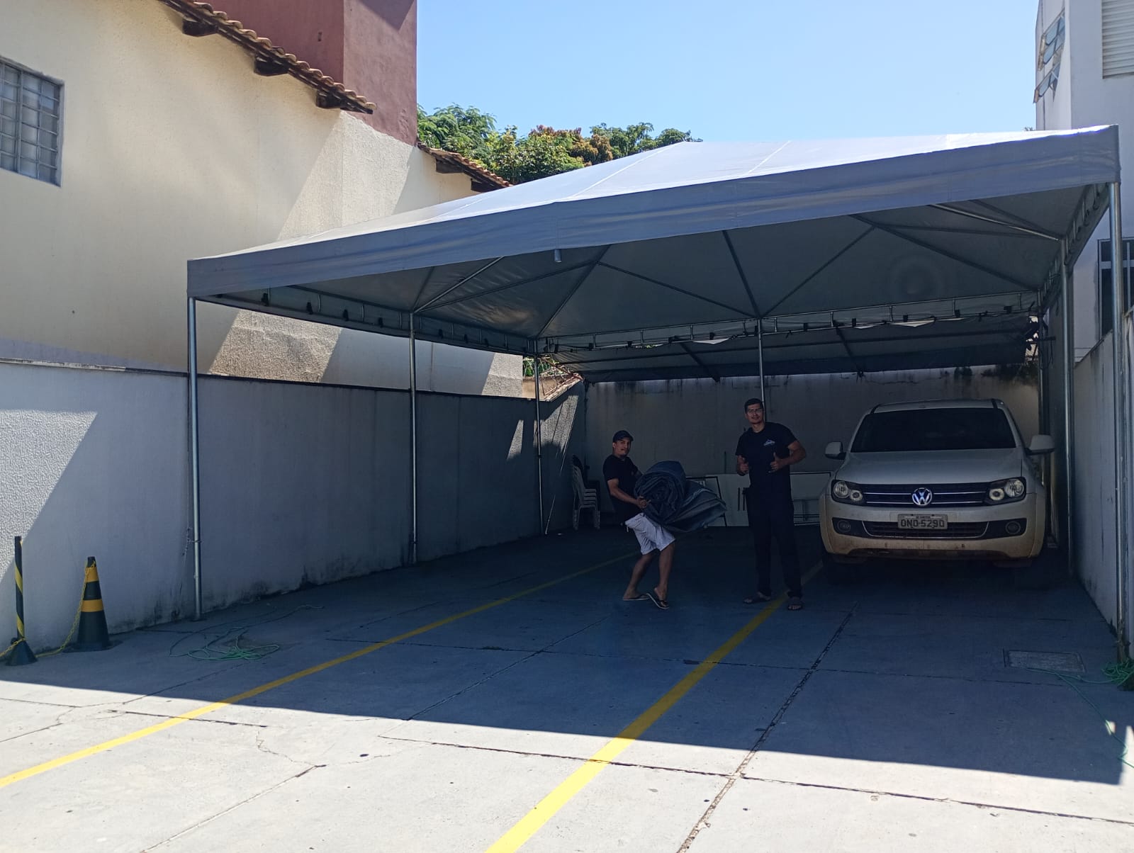Tenda piramidal branca em ambiente externo